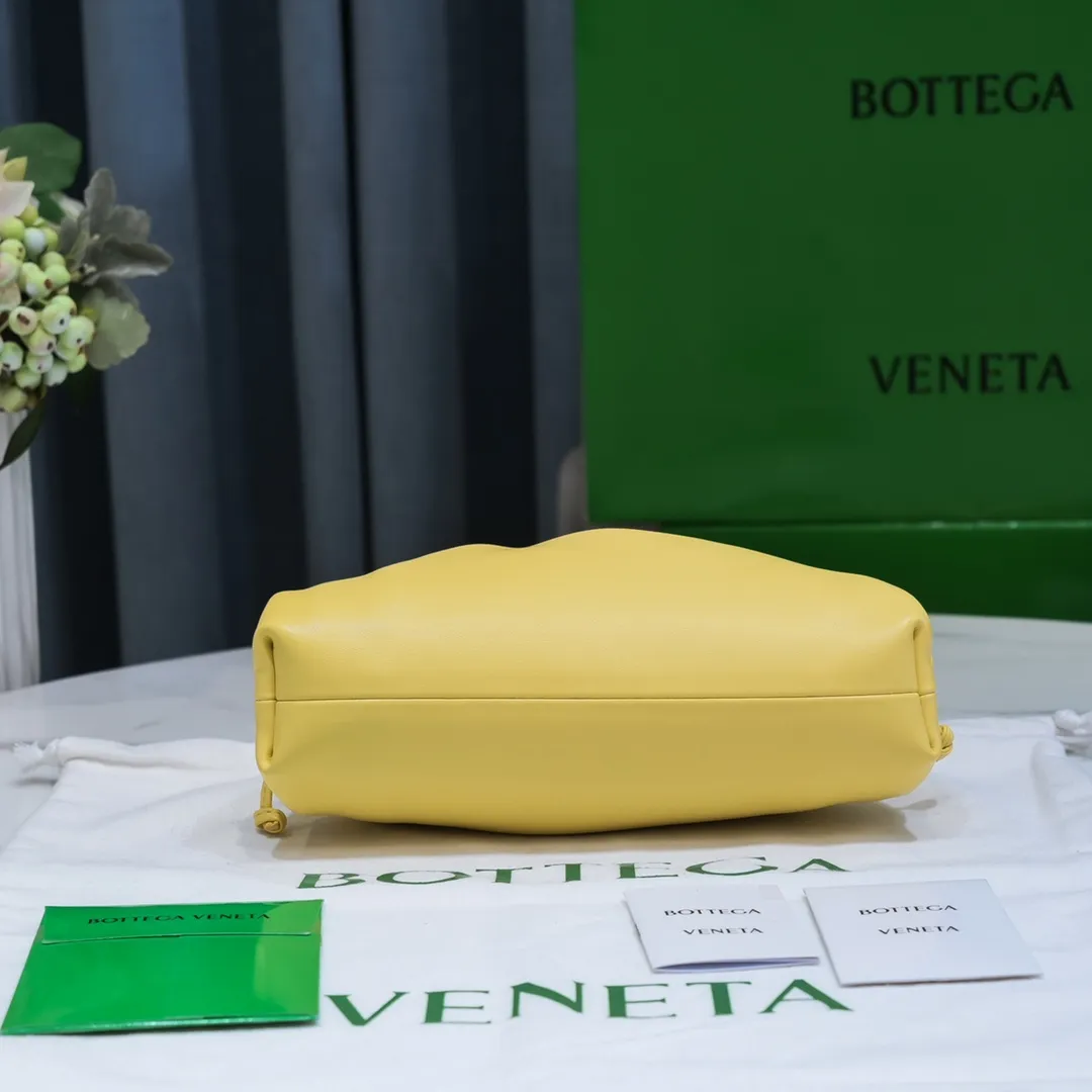 Batch 1120 Bottega Veneta cloud bag ☁️POUCH series Original plain calfskin, super low-key and attractive, soft and casual. Major internet celebrity bloggers are crazy about calling it fashionable and classy, ​​lazy and intellectual. Small size: 23*13*8 (small cloud plain) tapioca color